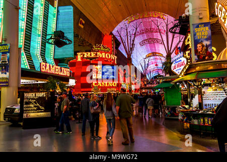 Fremont Street bei Nacht, Downtown Las Vegas, Narvarda, USA. Stockfoto