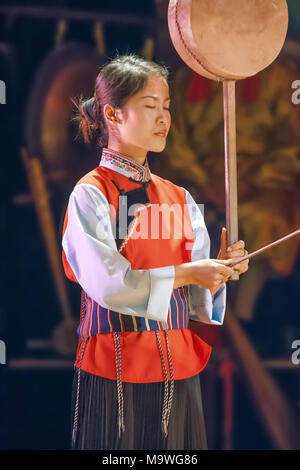 LIJIANG - CHINA - SEPT. 23., 2006. Die Naxi Frau übernimmt in einem Theater. Naxi Minderheit lebt in Lijiang, Sichuan und Tibet, ihre Bevölkerung ist 308,893. Stockfoto