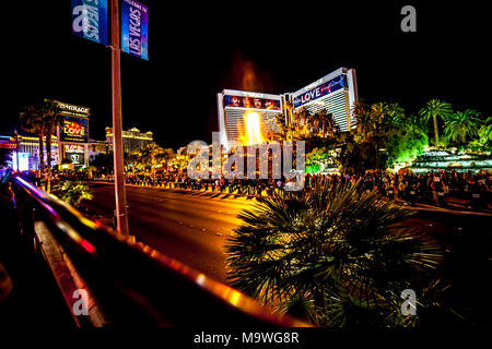 Mirage Vulkan gesehen vom Grossen Roten Bus Nacht Tour. Las Vegas, Narvarda, USA. Stockfoto