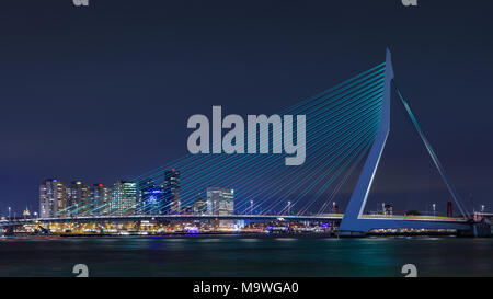 ROTTERDAM - Februar 14., 2018. Die Erasmus-Bridge bei Nacht. Die 284 m lange Brücke wurde entworfen von Ben van Berkel (UNStudio). Stockfoto