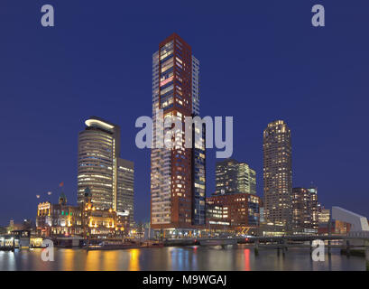 ROTTERDAM - Februar 14., 2018. Dämmerung Blick auf Kop van Zuid, auf alten, verlassenen Hafen Gebieten gebaut. Diese relativ neuen Bereich am südlichen Ufer der Maas. Stockfoto