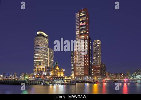 ROTTERDAM - Februar 14., 2018. Dämmerung Blick auf Kop van Zuid, auf alten, verlassenen Hafen Gebieten gebaut. Diese relativ neuen Bereich am südlichen Ufer der Maas. Stockfoto