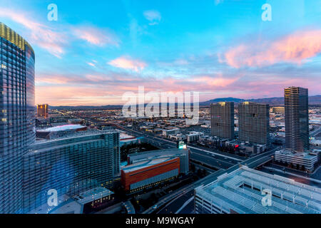 Las Vegas, Nevarda, dawn Farben in den Himmel mit Blick auf die südlich von Las Vegas, Narvarda, USA. Stockfoto