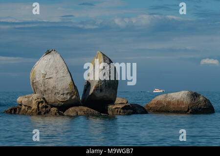 Split Apple Rock in der Nähe von Marahau, Tasman, Südinsel, Neuseeland Stockfoto