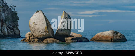 Split Apple Rock in der Nähe von Marahau, Tasman, Südinsel, Neuseeland Stockfoto