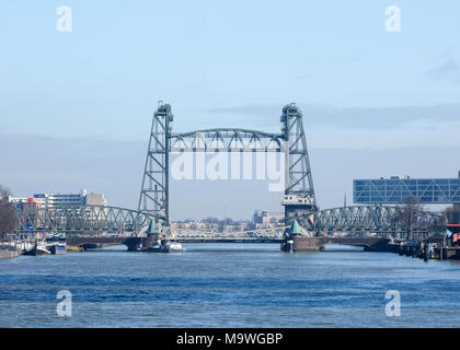 ROTTERDAM - Februar 8, 2018. Die Koninginnebrug, eine Brücke über den Koningshaven, es verbindet die Noordereiland mit dem feijenoord Bezirk. Die Brücke Stockfoto