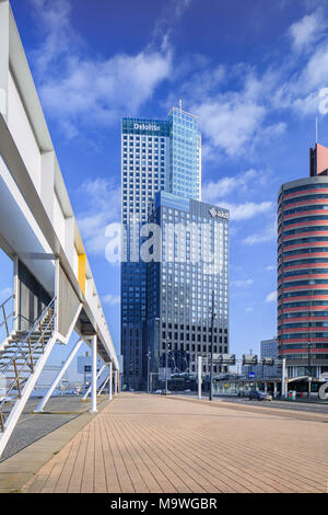 ROTTERDAM - FEB. 6, 2018. Moderne Bürogebäude am Kop van Zuid, auf alten, verlassenen Hafen Gebieten gebaut. Stockfoto