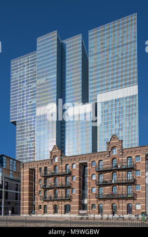 ROTTERDAM - FEB. 6, 2018. Moderne Bürogebäude am Kop van Zuid, auf alten, verlassenen Hafen Gebieten gebaut. Stockfoto