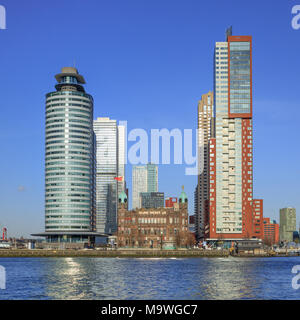 ROTTERDAM - Februar 13., 2018. Hotel New York, Montevideo Turm und der Hafen in Kop van Zuid, ein relativ neues Gebiet am südlichen Ufer der Maas. Stockfoto