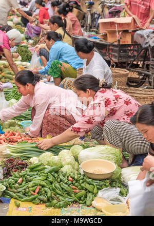 RUILI - CHINA - 29. MAI 2010. Anbieter auf traditionellen lokalen Markt. Obgleich der Fokus oft auf große Unternehmen, kleine private Unternehmertum beiträgt Stockfoto