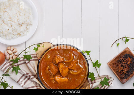 Hausgemachte leckere Chicken Curry mit Kokosmilch und Spione Stockfoto