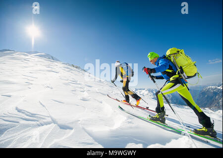 Langlauf Team paar Männer auf den Gipfel des Berges. Stockfoto