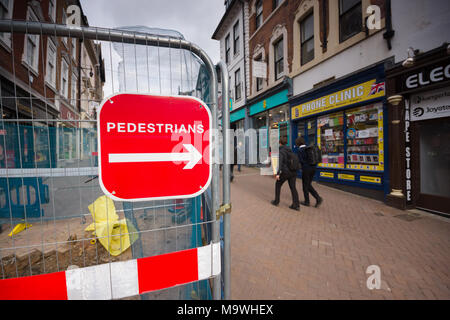 Fußgängerzone Abzweigung unterzeichnen und Zäune rund um hohe Straße Bauarbeiten Gasleitungen in Shrewsbury Town Center Großbritannien während 2018 zu installieren. Stockfoto