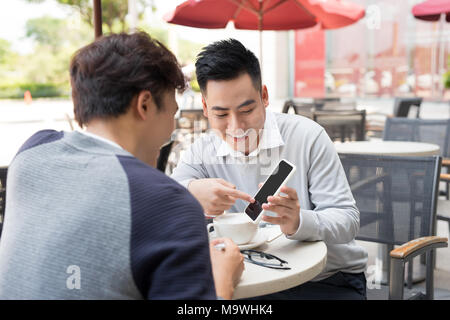 Outdoor-Porträt von zwei jungen Unternehmern arbeiten im Coffee Shop. Stockfoto