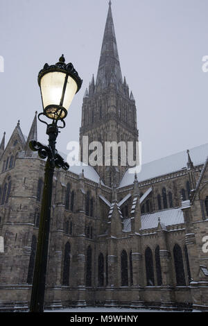 Im späten Winter Schnee decken die Stadt Salisbury, der nur die Domstadt in die Landschaft von England, der Grafschaft Wiltshire, Vereinigtes Königreich Stockfoto