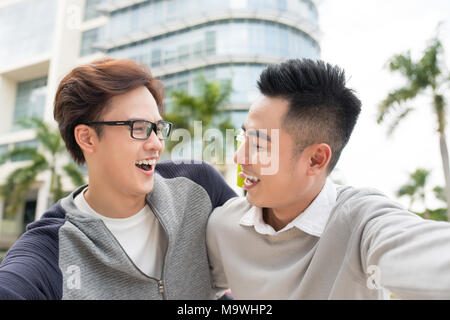 Beste Freunde. Zwei Jungs umarmen und zu Fuß in die Stadt. Stockfoto