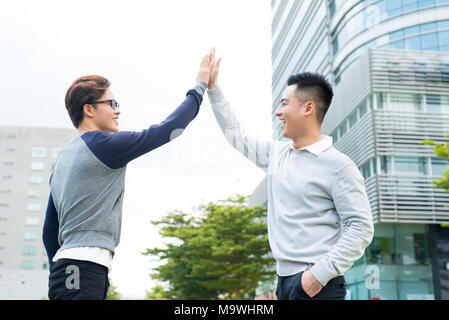 Zwei Geschäftsleute feiern Sieg, Ziel erreichen, hoch fünf. Stockfoto