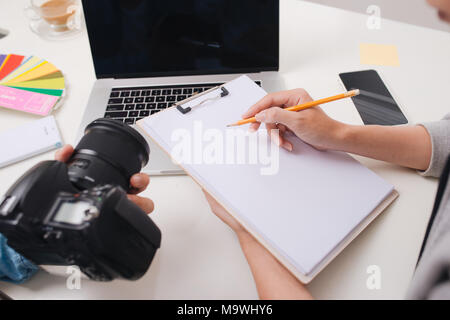 Zwei männliche photograher Treffen in kreative Büro Stockfoto