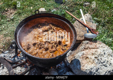 Schafe im Kessel gekocht, Abruzzen Stockfoto