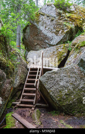 Wanderweg mit einer Treppe, die über den Felsen Stockfoto