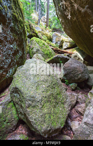 Großen Felsen auf dem Fußweg zu übergeben Stockfoto