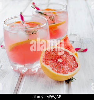 Cocktail mit Grapefruit Schichten und Eis Zutaten für ein Getränk auf weiße Holztisch, kopieren Raum Stockfoto