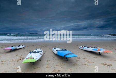 'S Surf Ski an einem Sandstrand Stockfoto