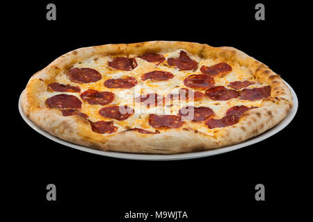 Pizza mit Salami und Käse auf schwarzem Hintergrund Stockfoto