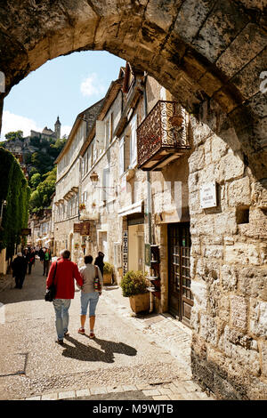 Die Fußgängerzone und Geschäfte von Rocamadour eine vertikale Klippe Dorf im Lot, Südfrankreich. Stockfoto