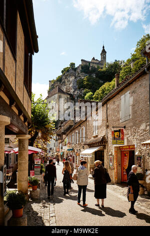 Die Fußgängerzone und Geschäfte von Rocamadour eine vertikale Klippe Dorf im Lot, Südfrankreich. Stockfoto