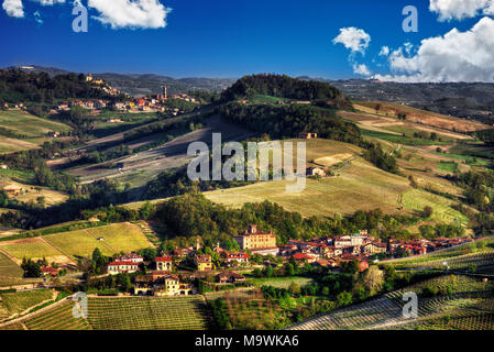 Das Land der Wein - Die Dörfer der Barolo, Monforte d'Alba, in der Produktion, der "König der Weine", dem Barolo. UNESCO-Weltkulturerbe. Stockfoto