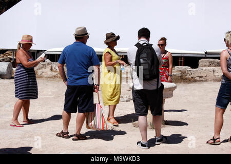 Eine FÜHRERIN, die eine touristische Gruppe innerhalb der antiken Ruinen von SALAMIS. Nordzypern Stockfoto