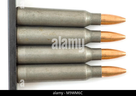 Vier 7,62 x 45 mm (223) Runden in einer Kunststoffschelle. Stockfoto