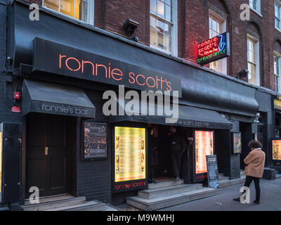 Ronnie Scott's Jazz Club - Leuchtreklamen außerhalb des berühmten Ronnie Scott's Jazz Club im Londoner Stadtteil Soho. Stockfoto