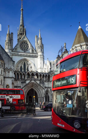 Busse fahren die Royal Courts of Justice auf der Faser in London. Das Gebäude, die allgemein als die Gerichte Häuser der High Court & Berufungsgericht bekannt. Stockfoto