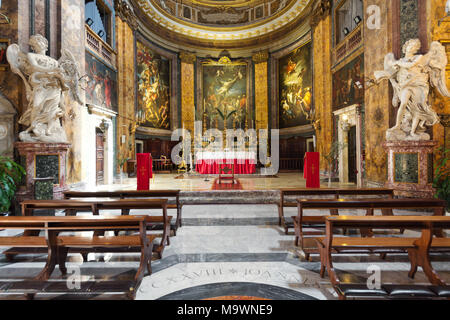 Sant'Andrea delle Fratte - Apsis mit der Bernini Engel (' Engel mit der Dornenkrone" und "Engel mit den Blättern') Stockfoto