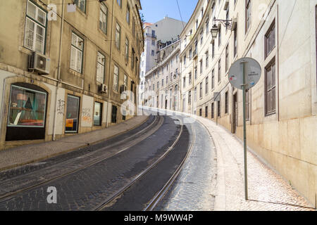 Eine kurvenreiche Straße in Lissabon Stockfoto