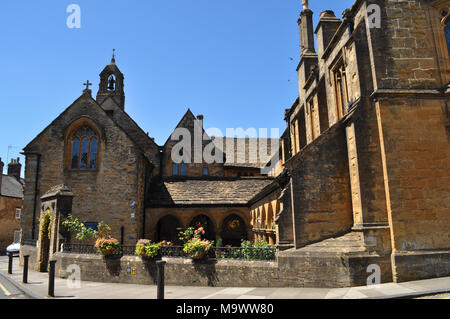 St Johns Armenhaus dekoriert mit dem Hochsommer Girlande in Sherborne, Dorset, an einem schönen Sommertag. Stockfoto