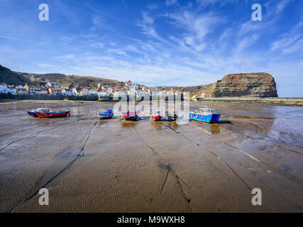 Strand und Boote in Staithes malerisches Fischerdorf an der Küste von North Yorkshire in den North York Moors National Park Stockfoto