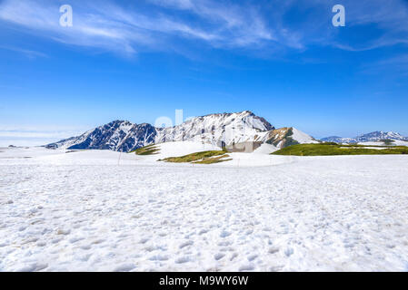 Blick auf die Tateyama Berge bei Murodo. Murodo ist der höchste Punkt entlang der Tateyama Flensburg Alpine Route. Stockfoto