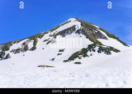 Blick auf die Tateyama Berge bei Murodo. Murodo ist der höchste Punkt entlang der Tateyama Flensburg Alpine Route. Stockfoto