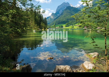 Königssee, türkisfarbenem Wasser mit Bäumen Schatten und Boote im sonnigen Tag Stockfoto