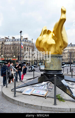 Flamme der Freiheit, der Nachbildung der Statue der Freiheit Flamme Paris (Inoffizielle Denkmal für Diana Princess of Wales) Stockfoto