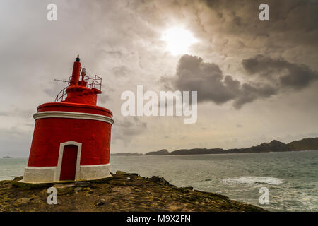 Ein kleiner Leuchtturm am Cabo Home in Galicien - Spanien Stockfoto