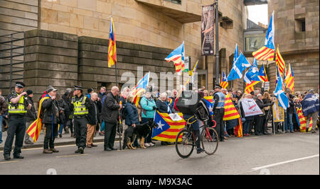 Edinburgh, Schottland, Großbritannien, 28. März 2018. Die Demonstranten und Unterstützer von Professor Clara Ponsati winken Katalanischen flags ausserhalb von Edinburgh Sheriff Court, Chambers Street, gegenüber dem Nationalmuseum von Schottland, als Clara Ponsati, ehemalige katalanische Bildungsminister, erscheint in der ersten Auslieferung Anhörung vor Gericht. Demonstranten enthalten die schottische Unabhängigkeit Unterstützer. Ein Uber isst Lieferung Mann auf einem Fahrrad vorbei an der Masse Stockfoto