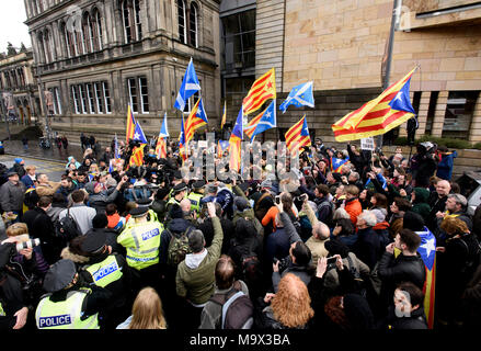 Edinburgh, Großbritannien. Mittwoch, 28. März 2018: festgehalten, katalanischer Politiker, Clara Ponsati ist auf Kaution in Edinburgh freigegeben worden an diesem Nachmittag. Pro-unabhängigkeit Ponsati, die von der spanischen Regierung gesucht wird aus der Edinburgh Sheriff Court mit Ihrem Anwalt Aamer Anwar ging, wurde sie von Fans vor dem Verlassen in einem Taxi begrüßt. Stockfoto