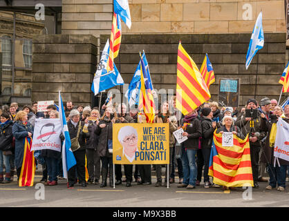 Edinburgh, Schottland, Großbritannien, 28. März 2018. Die Demonstranten und Unterstützer von Professor Clara Ponsati winken Katalanischen flags ausserhalb von Edinburgh Sheriff Court, Chambers Street, gegenüber dem Nationalmuseum von Schottland, als Clara Ponsati, ehemalige katalanische Bildungsminister, erscheint in der ersten Auslieferung Anhörung vor Gericht. Demonstranten enthalten die schottische Unabhängigkeit Unterstützer Stockfoto