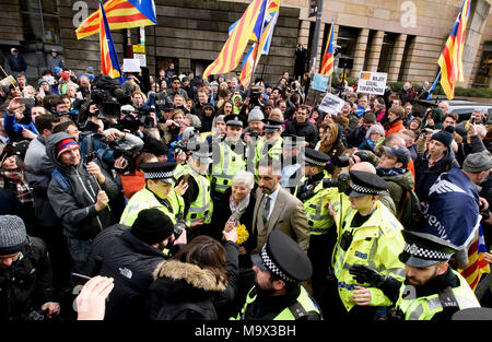 Edinburgh, Großbritannien. Mittwoch, 28. März 2018: festgehalten, katalanischer Politiker, Clara Ponsati ist auf Kaution in Edinburgh freigegeben worden an diesem Nachmittag. Pro-unabhängigkeit Ponsati, die von der spanischen Regierung gesucht wird aus der Edinburgh Sheriff Court mit Ihrem Anwalt Aamer Anwar ging, wurde sie von Fans vor dem Verlassen in einem Taxi begrüßt. Stockfoto