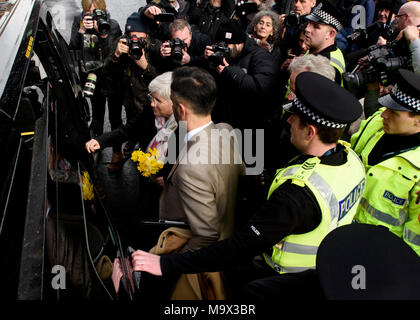 Edinburgh, Großbritannien. Mittwoch, 28. März 2018: festgehalten, katalanischer Politiker, Clara Ponsati ist auf Kaution in Edinburgh freigegeben worden an diesem Nachmittag. Pro-unabhängigkeit Ponsati, die von der spanischen Regierung gesucht wird aus der Edinburgh Sheriff Court mit Ihrem Anwalt Aamer Anwar ging, wurde sie von Fans vor dem Verlassen in einem Taxi begrüßt. Stockfoto