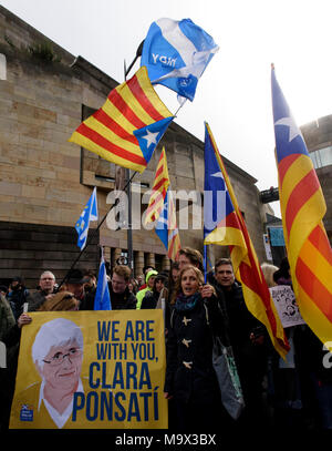 Edinburgh, Großbritannien. Mittwoch, 28. März 2018: festgehalten, katalanischer Politiker, Clara Ponsati ist auf Kaution in Edinburgh freigegeben worden an diesem Nachmittag. Pro-unabhängigkeit Ponsati, die von der spanischen Regierung gesucht wird aus der Edinburgh Sheriff Court mit Ihrem Anwalt Aamer Anwar ging, wurde sie von Fans vor dem Verlassen in einem Taxi begrüßt. Stockfoto